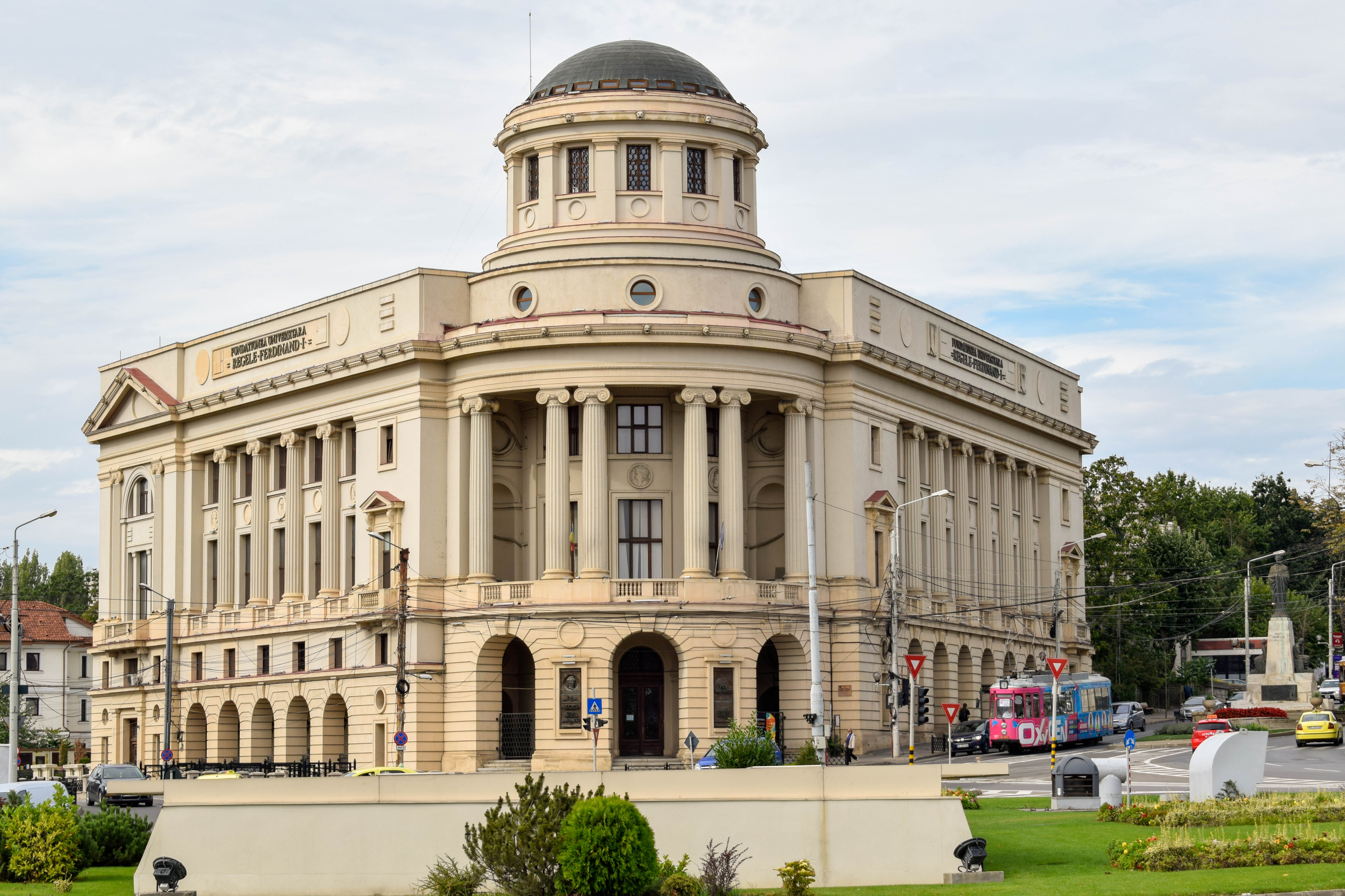 Biblioteca Centrală Universitară Mihai Eminescu din Iași, privită dinspre Piața Mihai Eminescu