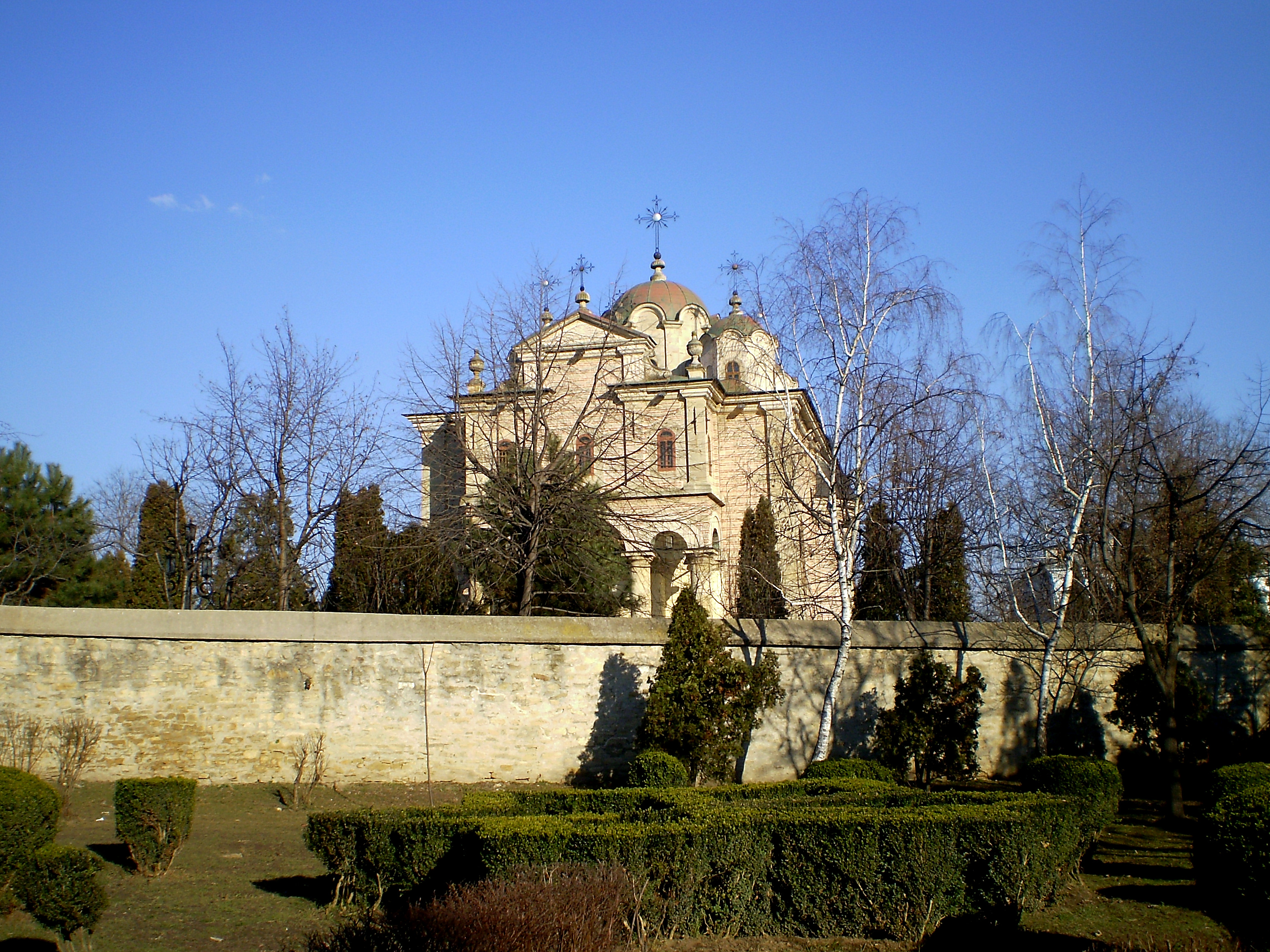 Biserica Bărboi din Iași, văzută din grădina incintei