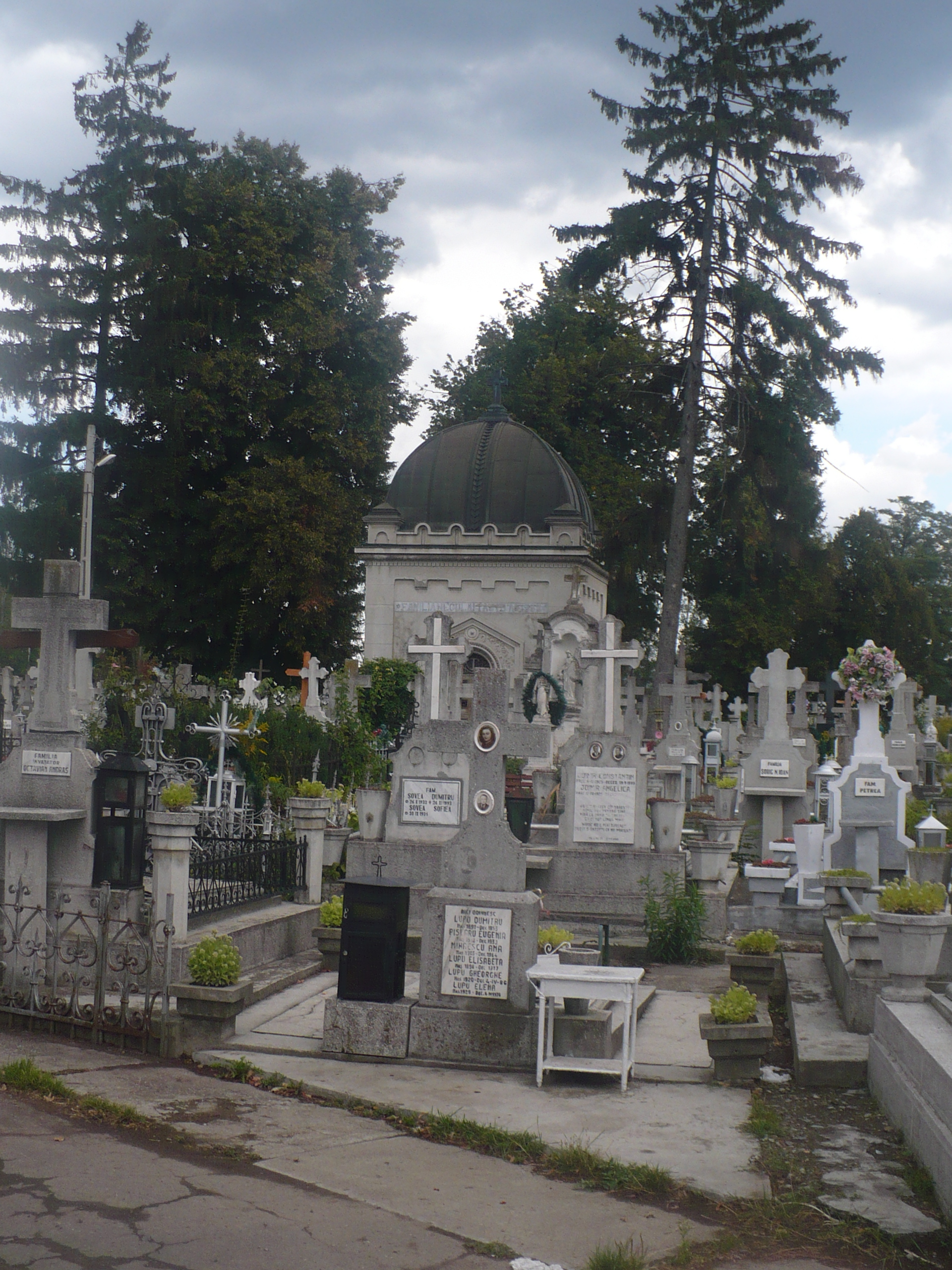 Cruci și capelă în Cimitirul Eternitatea din Iași
