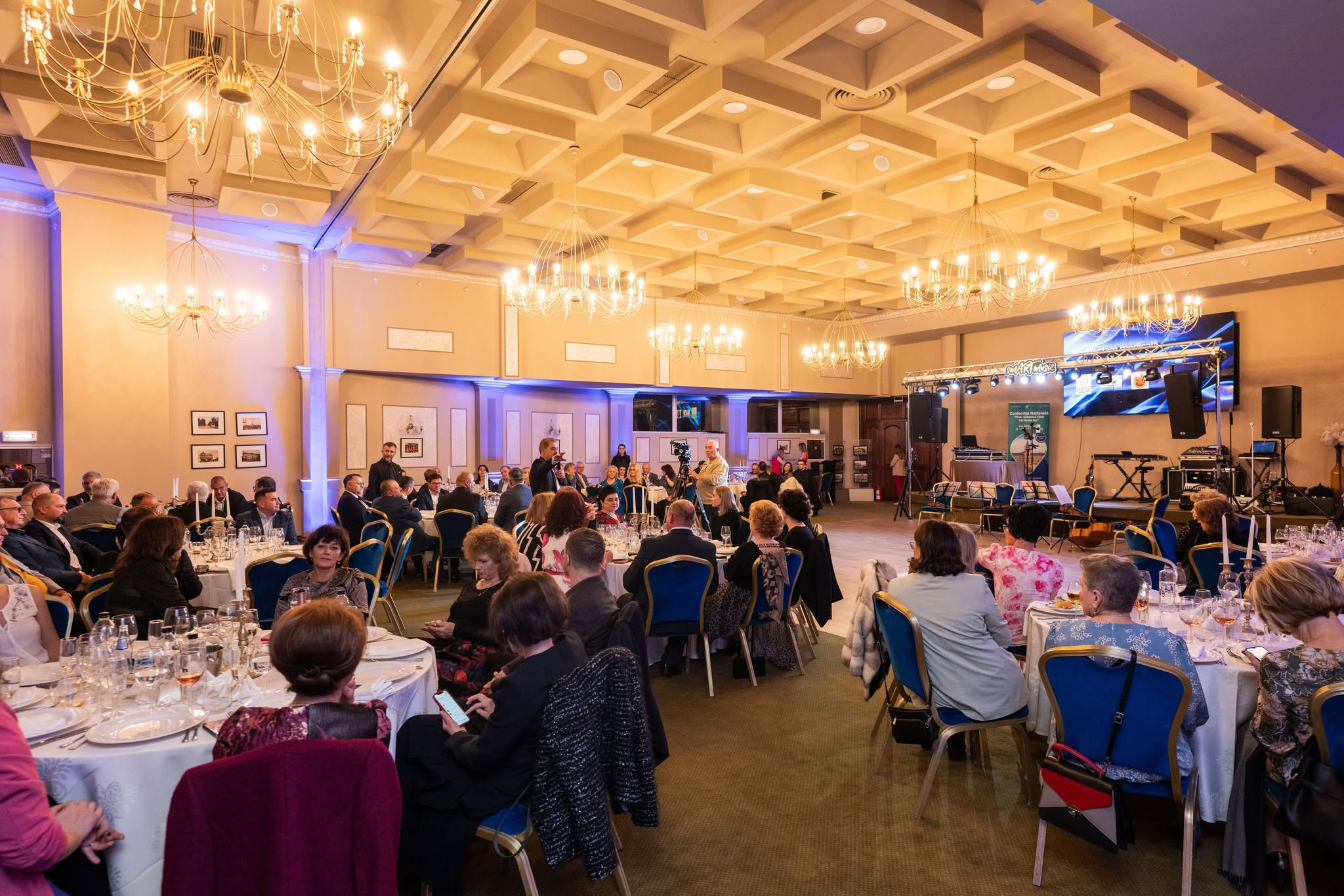 Cină corporate într-un salon elegant al Grand Hotel Traian