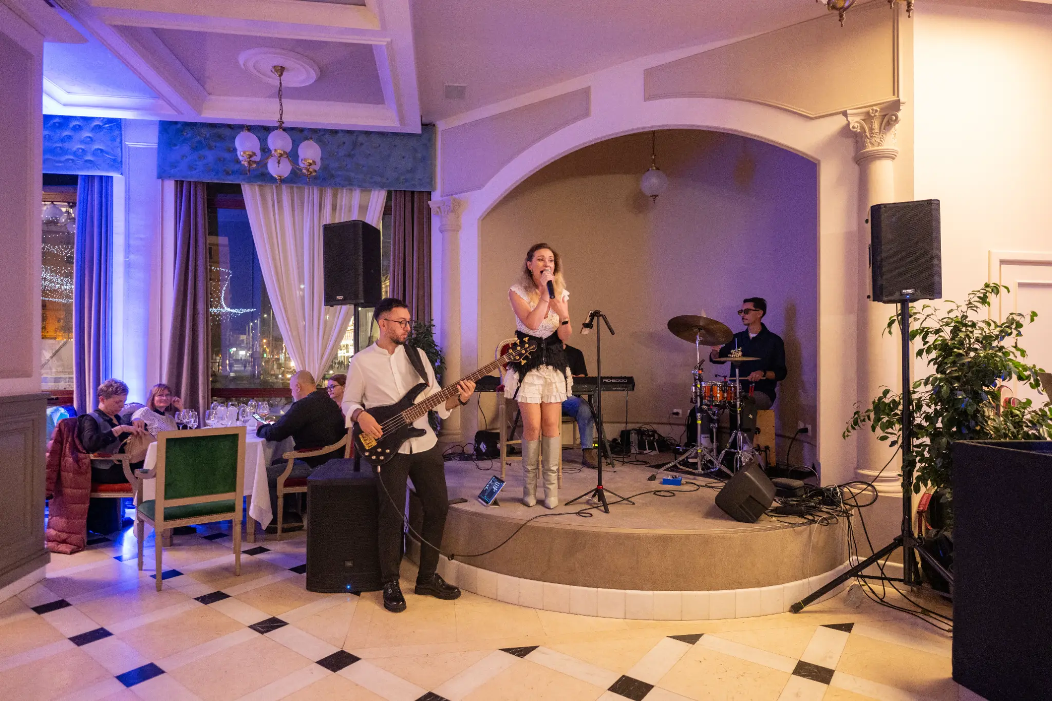 Moment de muzică live la o seară Gustave