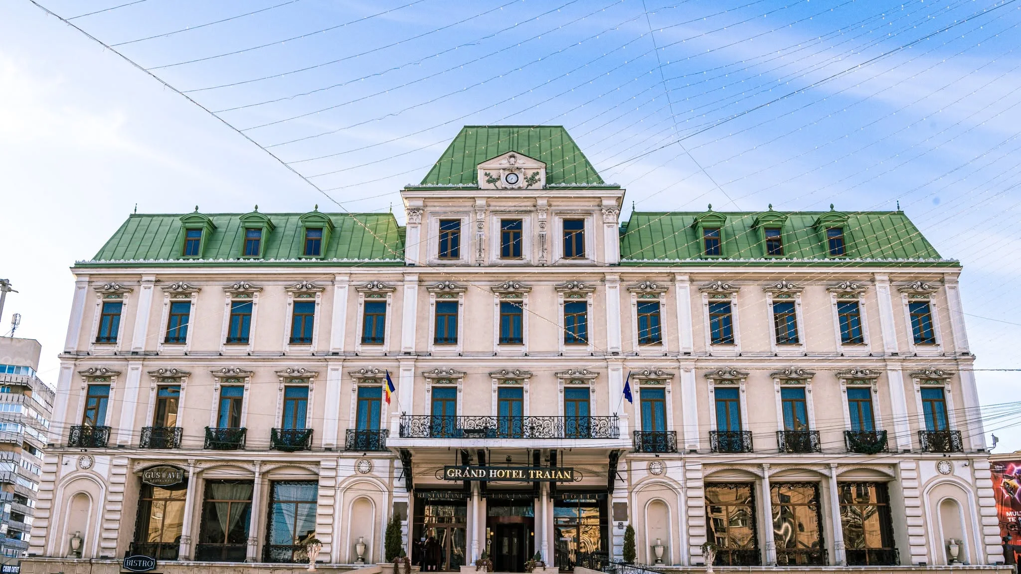 Fațada Grand Hotel Traian în Piața Unirii