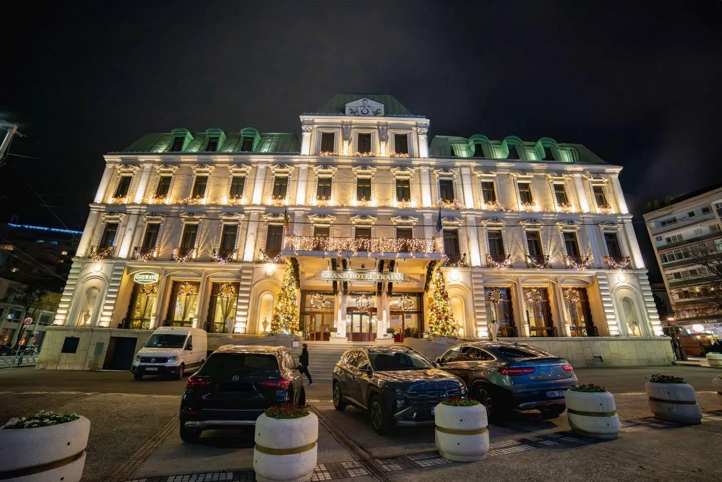 Grand Hotel Traian iluminat noaptea în Piața Unirii
