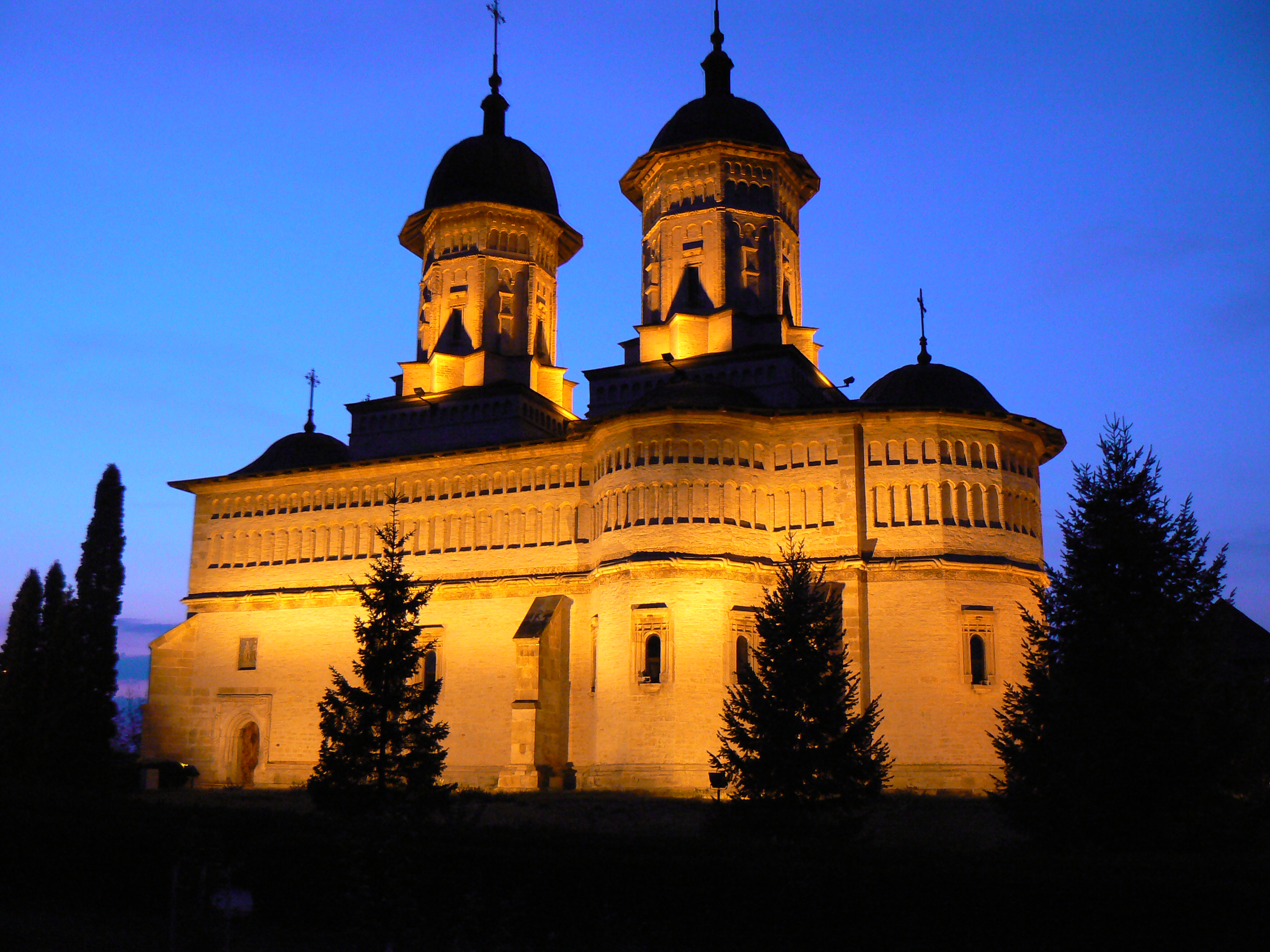 Biserica Mănăstirii Cetățuia din Iași, fotografiată seara