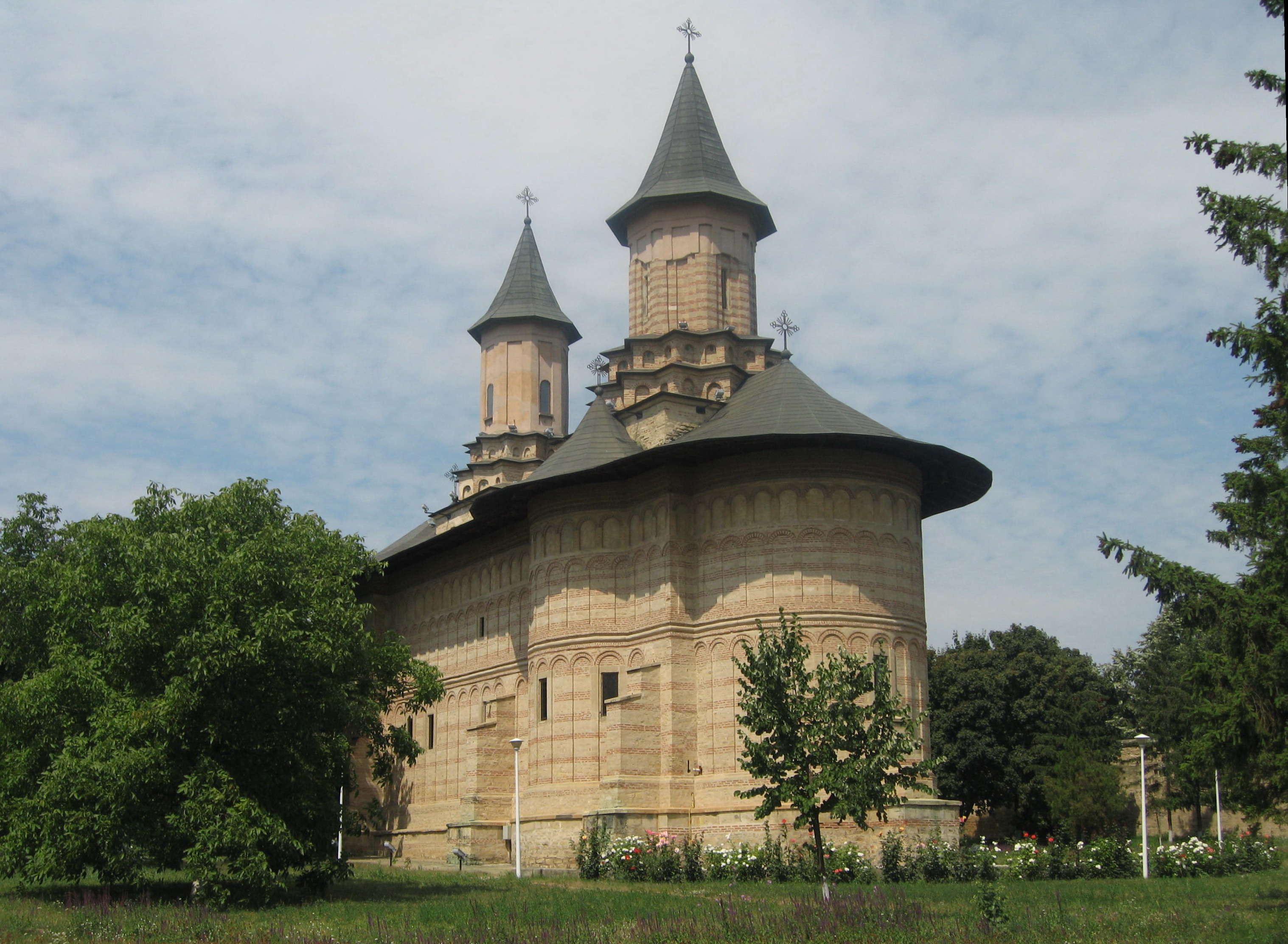 Biserica Mănăstirii Galata din Iași, văzută din incintă