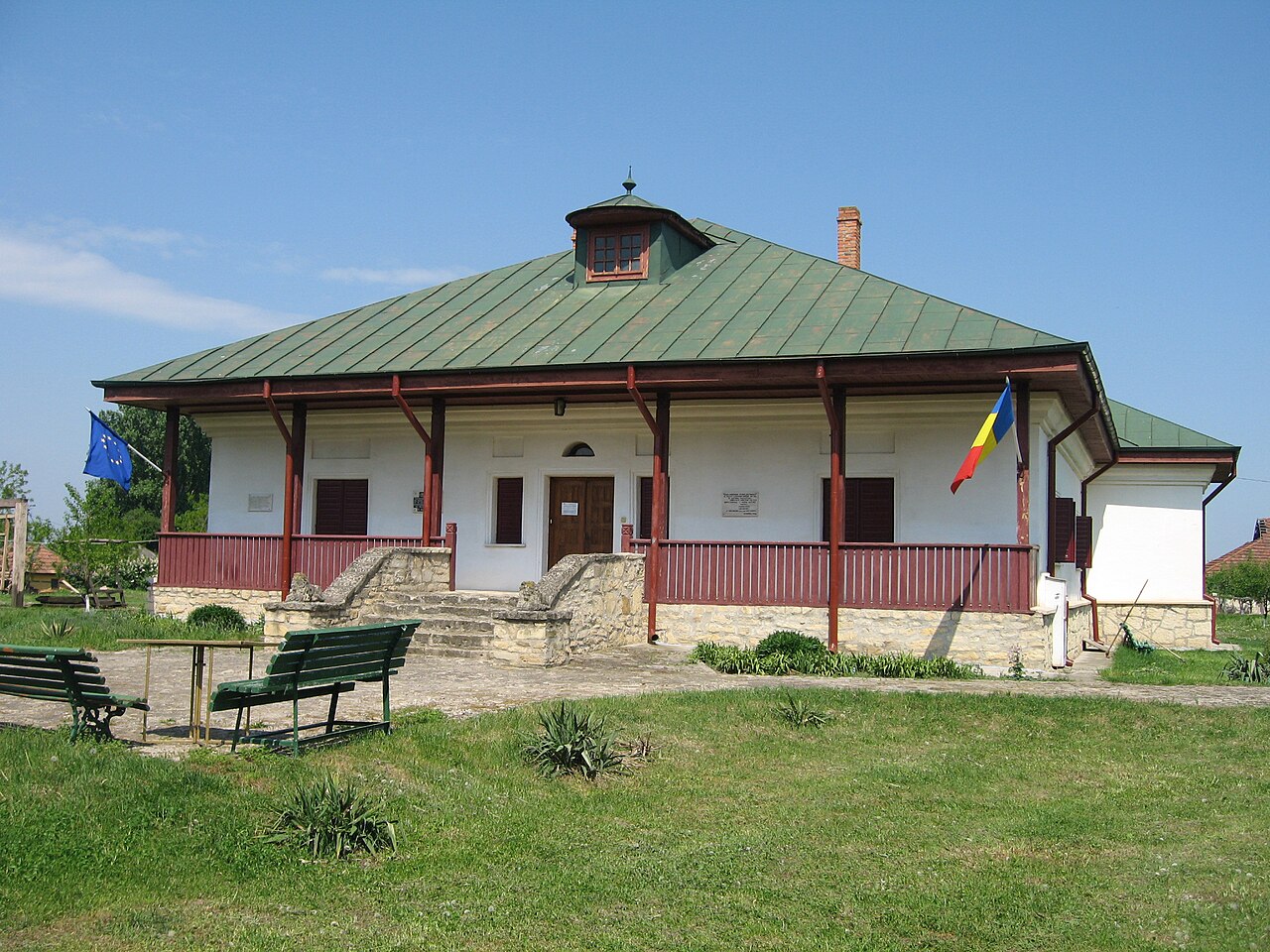 Casa Memorială Constantin Negruzzi din Hermeziu, văzută dinspre grădină
