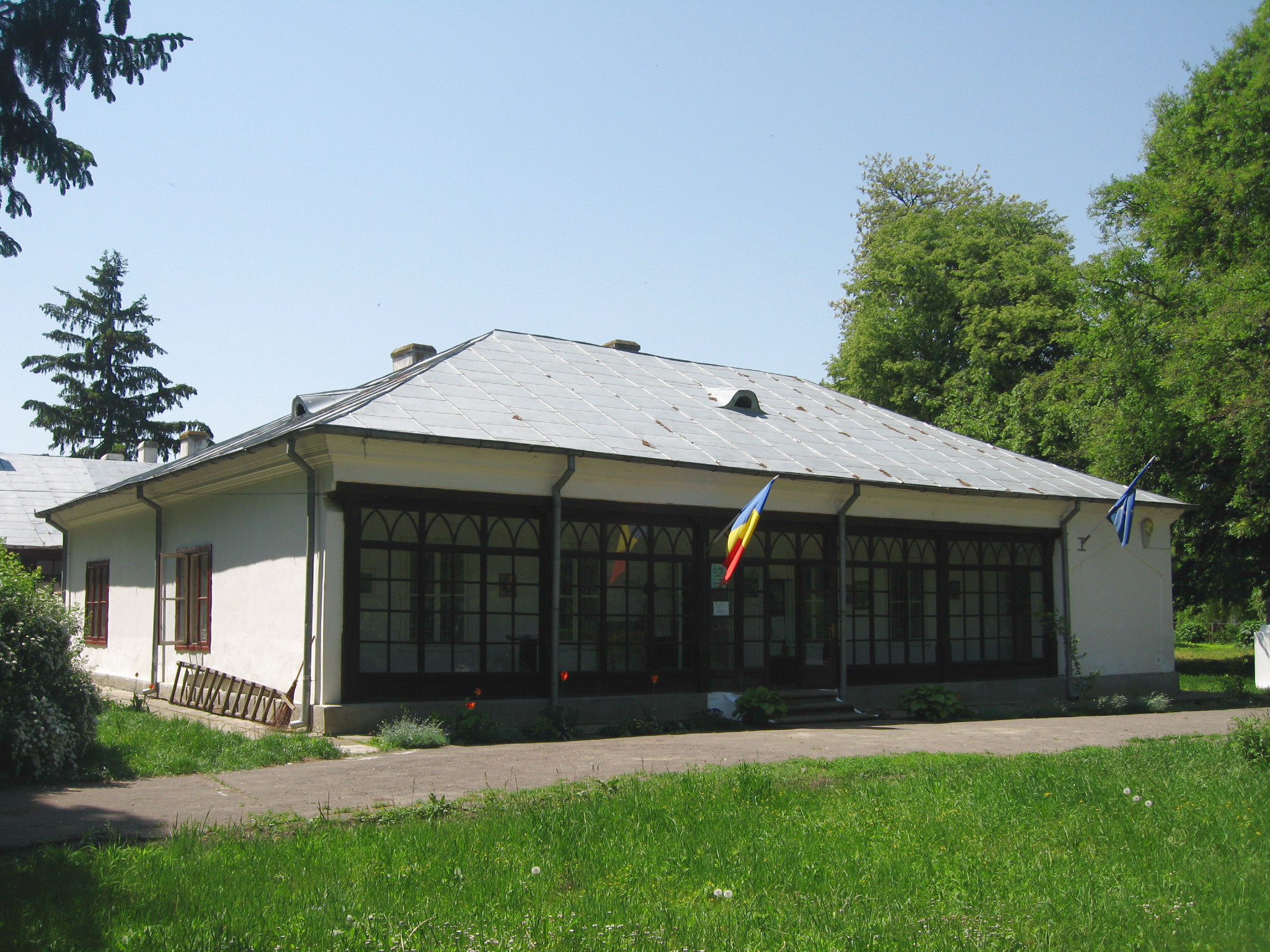Casa memorială Vasile Alecsandri din Mircești, văzută dinspre aleea parcului