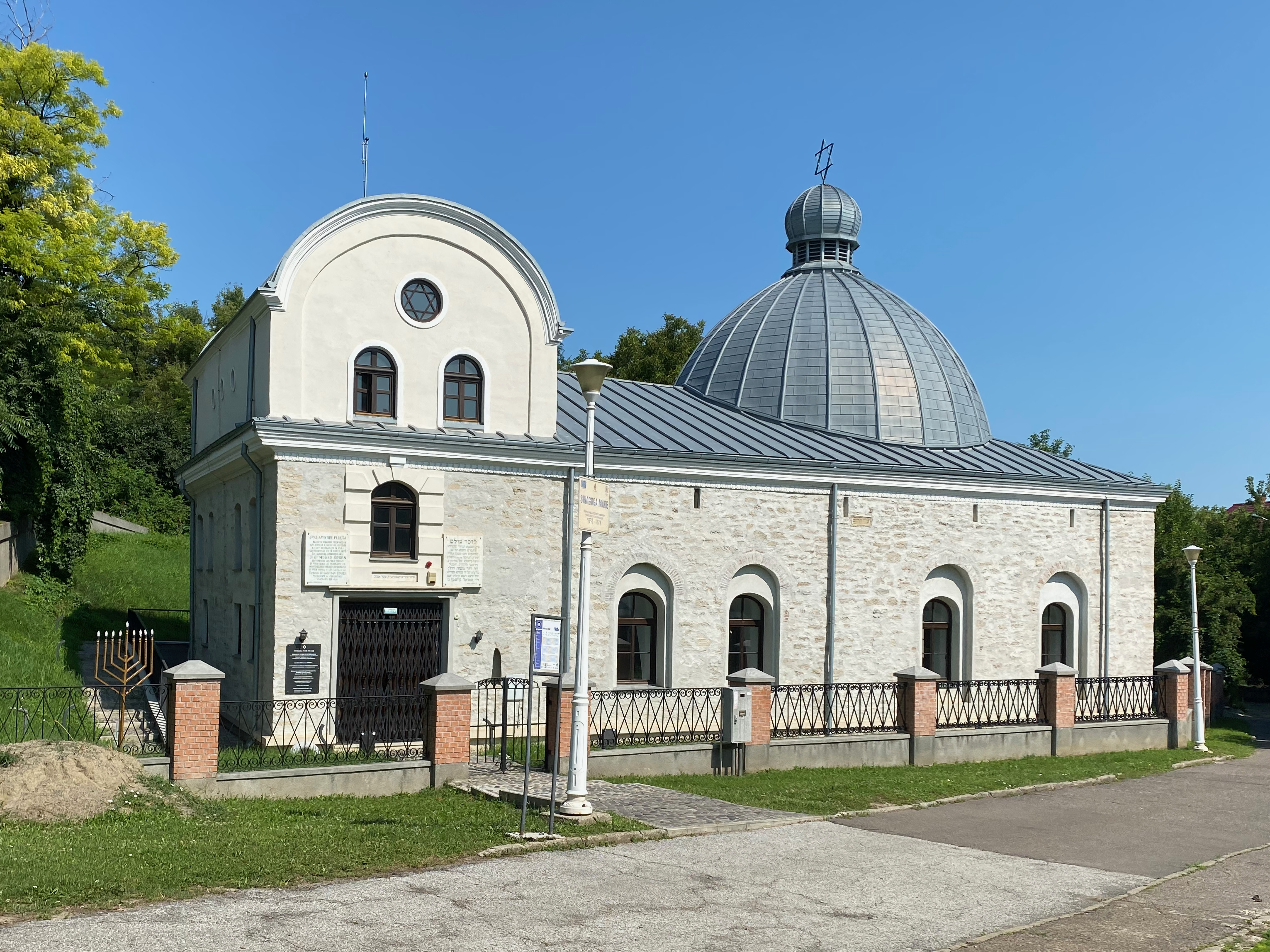 Fațada Sinagogii Mari din Iași, fotografiată dinspre Strada Sinagogilor