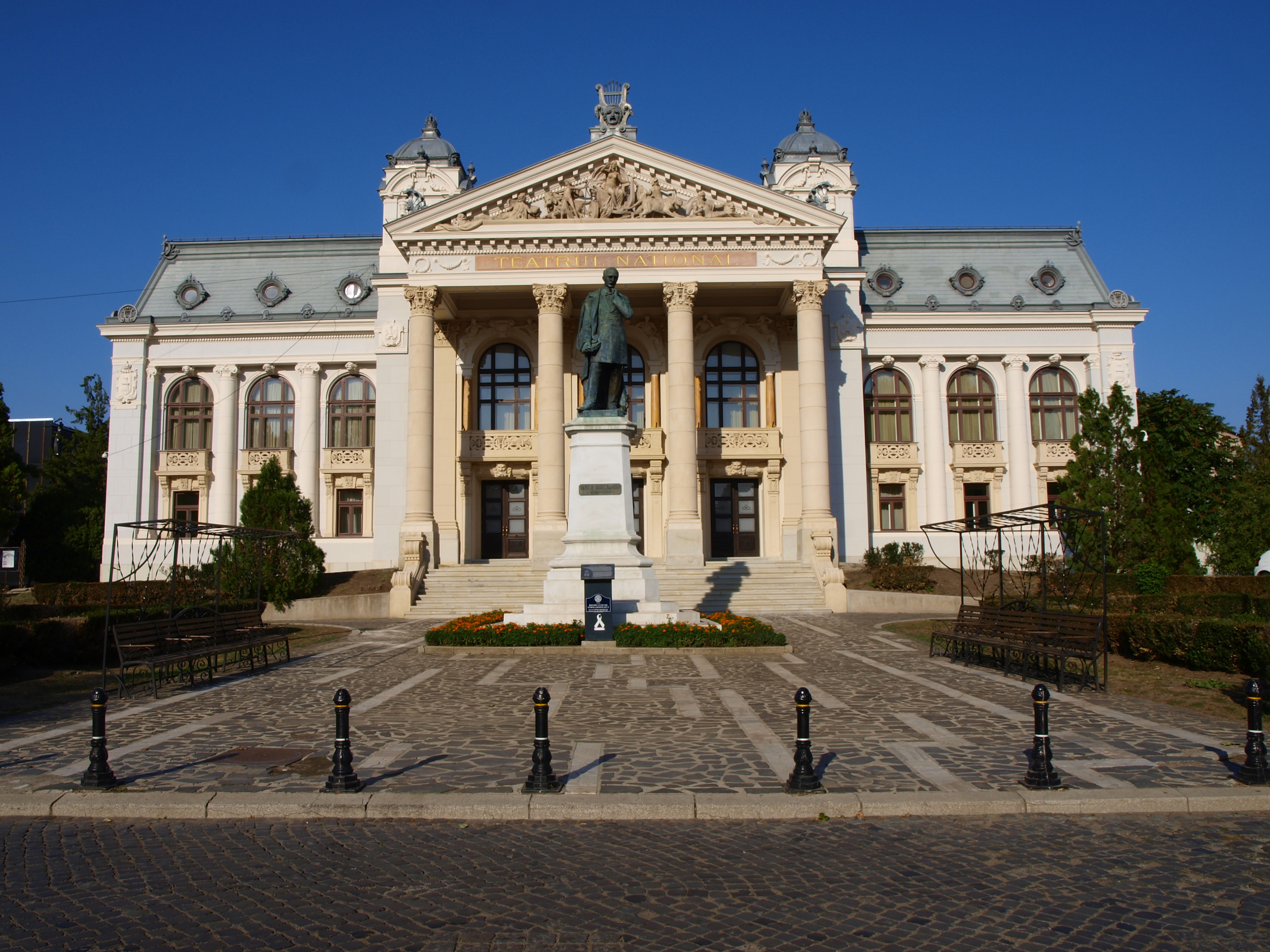 Fațada Teatrului Național „Vasile Alecsandri” din Iași